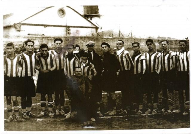 Una de las primeras alineaciones del Hércules Football Club. Vicente Pastor, El Chepa, figura en primera fila.