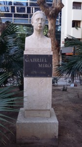 Busto homenaje a Gabriel Miró, situada en la plaza del mismo nombre.